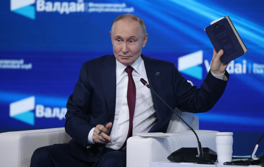 Владимир Путин держит сборник стихов Александра Пушкина / Константин Завражин/РГ