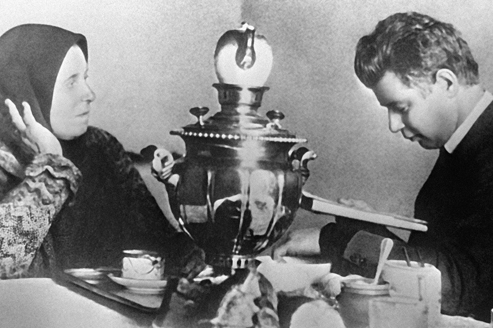 Сергей Есенин с матерью Татьяной Федоровной. 1924 год
 / Фото: В. Усов / РИА Новости/ rg.ru
