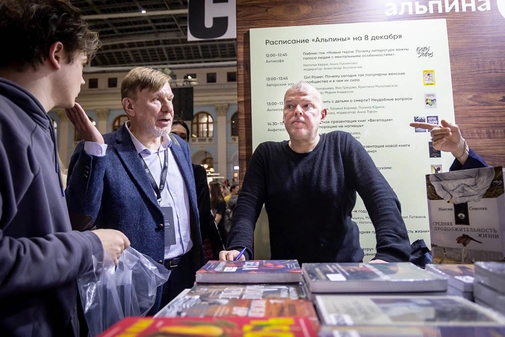 Роман Максима Семеляка 'Средняя продолжительность жизни' вышел в финал 'Большой книги' / Роман Шеломенцев / Издательство 'Альпина. Проза'