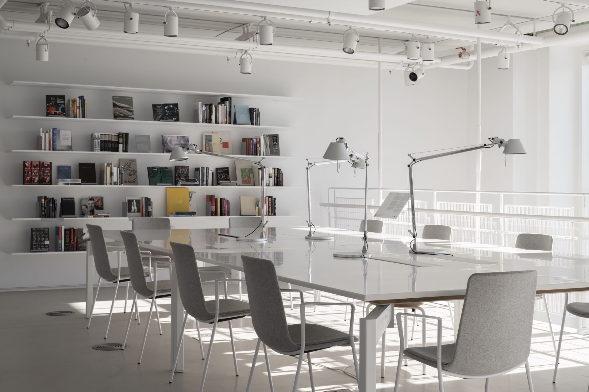 Библиотека. Дом культуры «ГЭС-2», Москва. 2023. Фото: Даниил Анненков/Дом культуры «ГЭС-2»  Библиотека. Дом культуры «ГЭС-2», Москва. 2023. Фото: Даниил Анненков/Дом культуры «ГЭС-2»