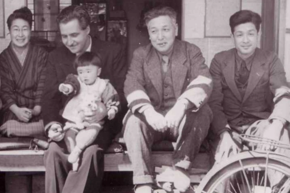 Константин Симонов в гостях у театрального режиссера Ёси Хидзиката. Его сын Кэйта был переводчиком у советских писателей. Токио, 1945 год / Из личного архива Константин Симонов в гостях у театрального режиссера Ёси Хидзиката. Его сын Кэйта был переводчиком у советских писателей. Токио, 1945 год / Из личного архива