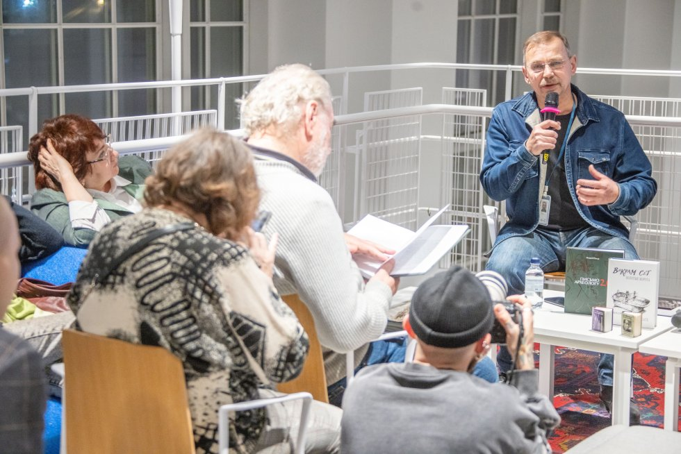 На книжном фестивале в 'ГЭС-2' представили книгу переводов стихов Бродского на английском/ Александр Корольков/РГ
