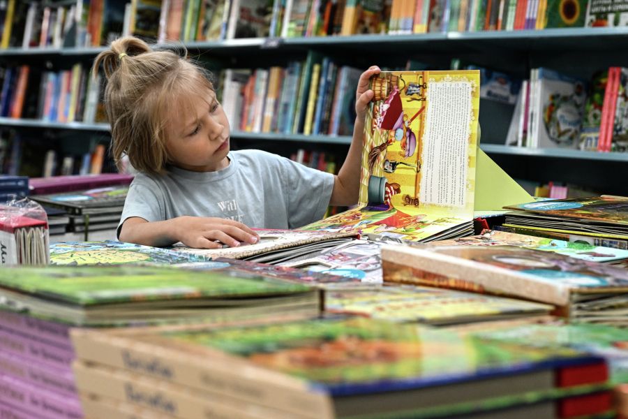 Мальчик рассматривает детскую книгу в Московском доме книги. Екатерина Чеснокова/РИА Новости Мальчик рассматривает детскую книгу в Московском доме книги. Екатерина Чеснокова/РИА Новости