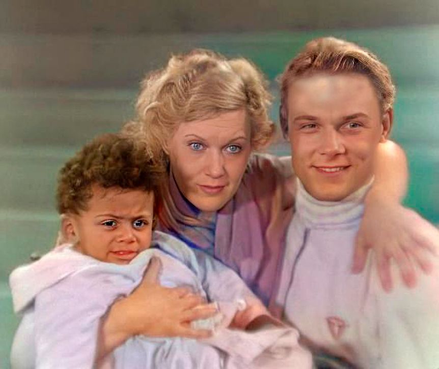 Джеймсу было полтора года, когда он сыграл в фильме «Цирк». Джим Паттерсон, Любовь Орлова и Сергей Столяров на съемках, 1936 г. / kino-teatr.ru Джеймсу было полтора года, когда он сыграл в фильме «Цирк». Джим Паттерсон, Любовь Орлова и Сергей Столяров на съемках, 1936 г. / kino-teatr.ru