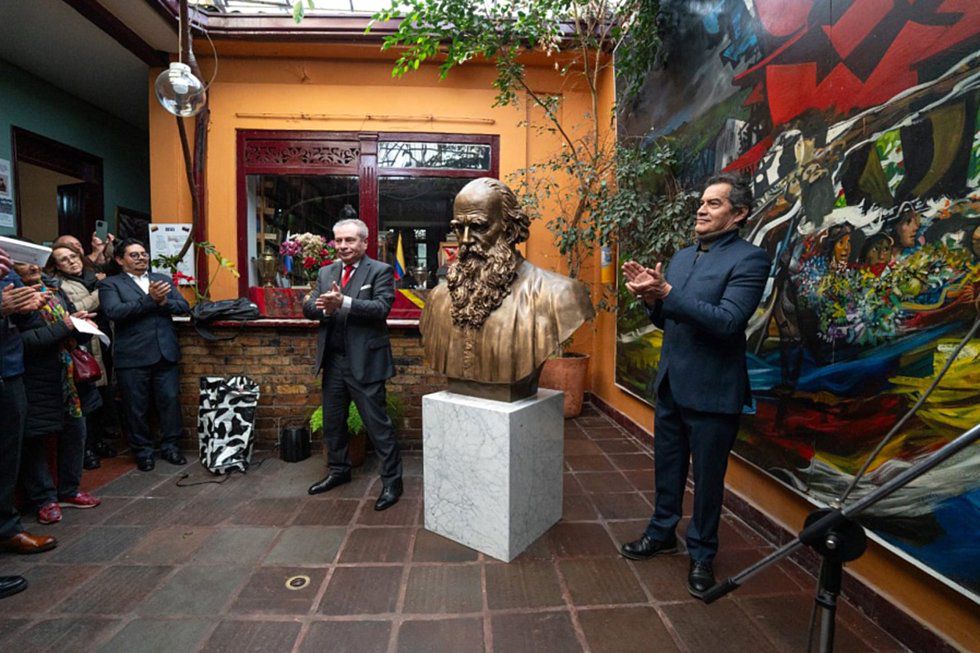 Как в Боготе появился памятник писателю и почему его пришлось заносить в здание через окно / Министерство иностранных дел Российской Федерации