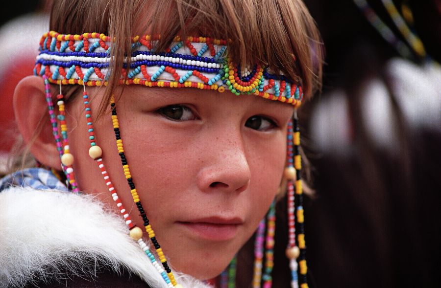 Народы, не имеющие достаточного количества учебников родного языка, получат Цифровые образовательные материалы / Эвенская девушка/ Александр Лыскин/ РИА Новости