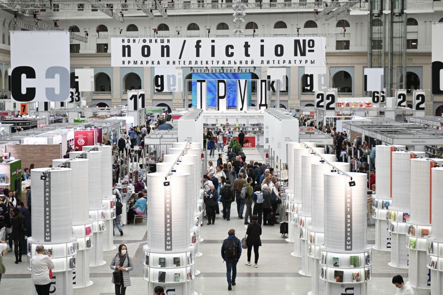 Посетители на международной ярмарке интеллектуальной литературы 'non/fictioN весна' в московском Гостином дворе. /  Кирилл Зыков/РИА Новости