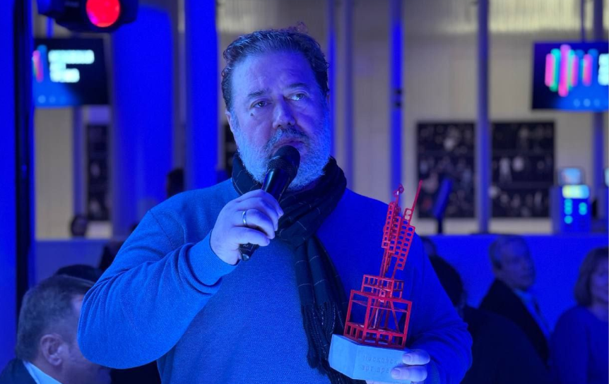 Дмитрий Данилов получает награду / Фото: телеграм-канал премии «Большая книга» (t.me/bigbook_prize)