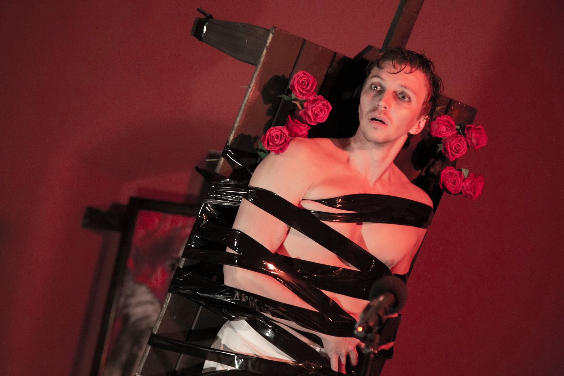 Стас Мотырев в спектакле 'Кроткая' по произведению М.Ф.Достоевского в постановке Татьяны Стрельбицкой. Фото Анны Ованесовой