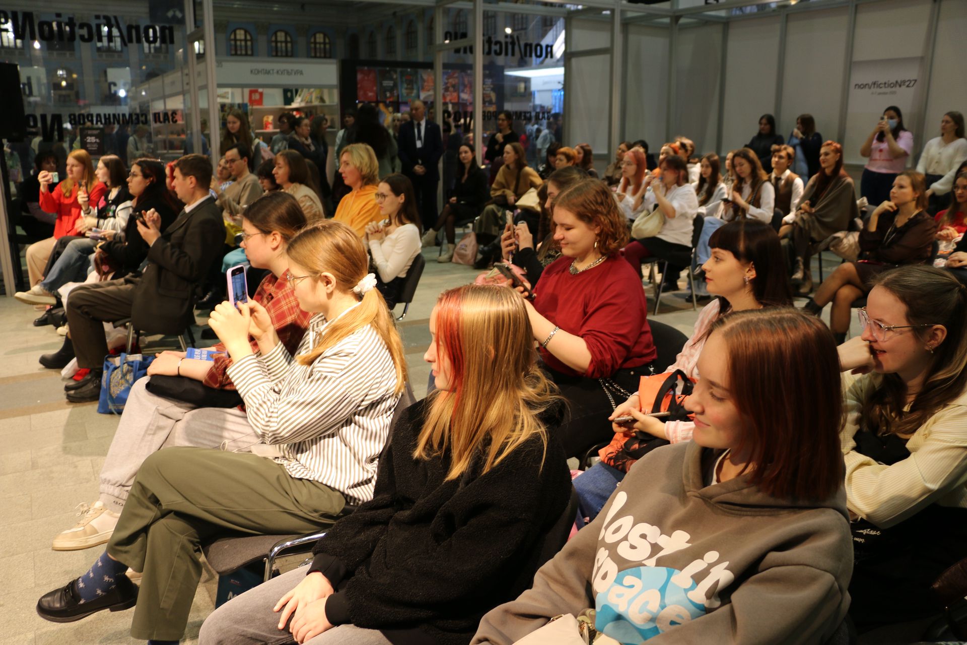 Писательницы Ася Лавринович, Алекс Хилл и Эллин Ти рассказали гостям ярмарки о себе и о своих книгах/ Фото: Дина Непомнящая