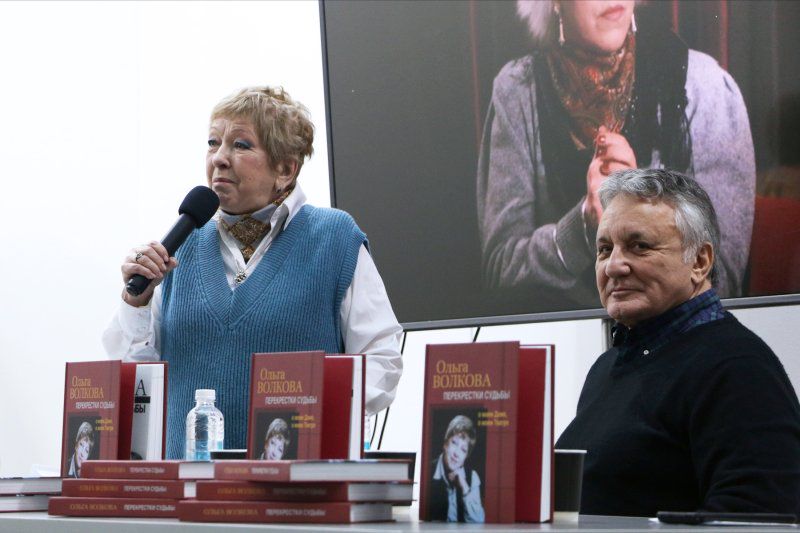 'Перекрестки судьбы': Актриса Ольга Волкова представила свою книгу на non/fictio№27/ Дина Непомнящая 'Перекрестки судьбы': Актриса Ольга Волкова представила свою книгу на non/fictio№27/ Дина Непомнящая