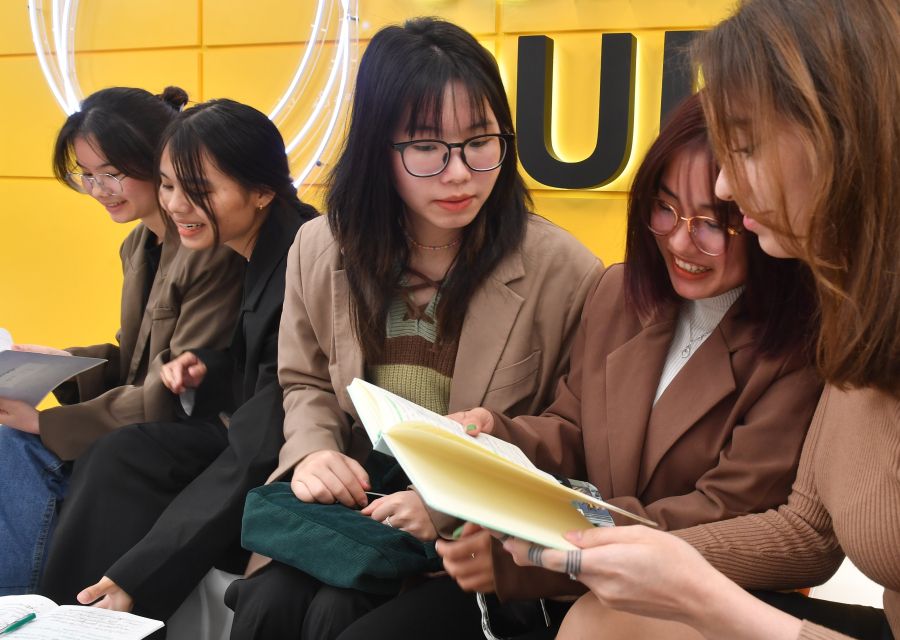В Ханойском университете наградили победителей Международной олимпиады по русскому языку для вьетнамских школьников и студентов / Михаил Воскресенский/ РИА Новости