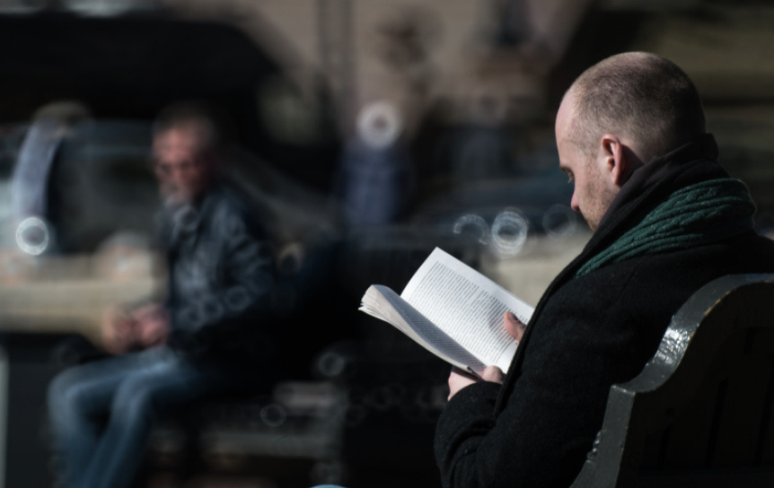 Мужчина читает книгу на скамейке в Парке искусств 'Музеон' в Москве. / Владимир Астапкович/РИА Новости Мужчина читает книгу на скамейке в Парке искусств 'Музеон' в Москве. / Владимир Астапкович/РИА Новости