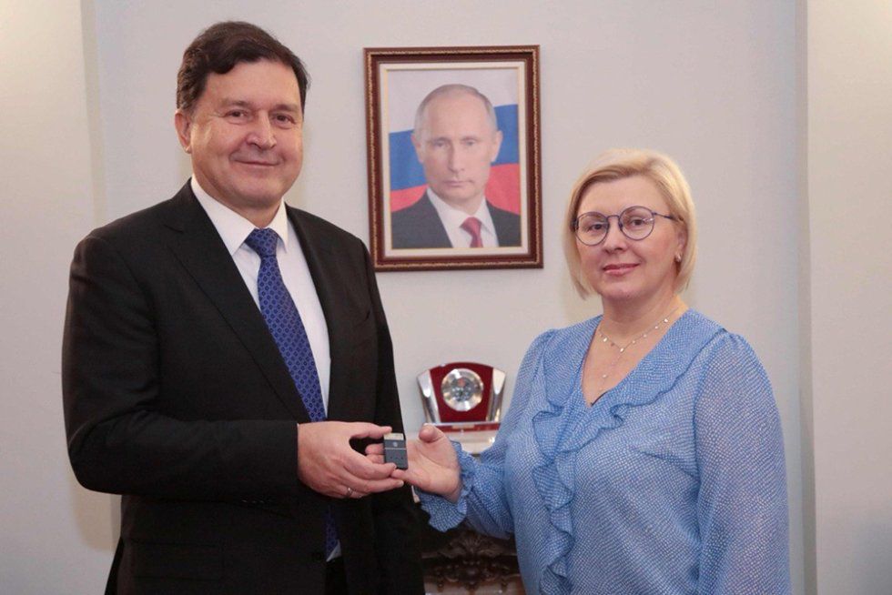 Директор Президентской библиотеки Юрий Носов и директор Северо-Западного филиала 'РГ' Анжелика Гурская / Предоставлено Президентской библиотекой