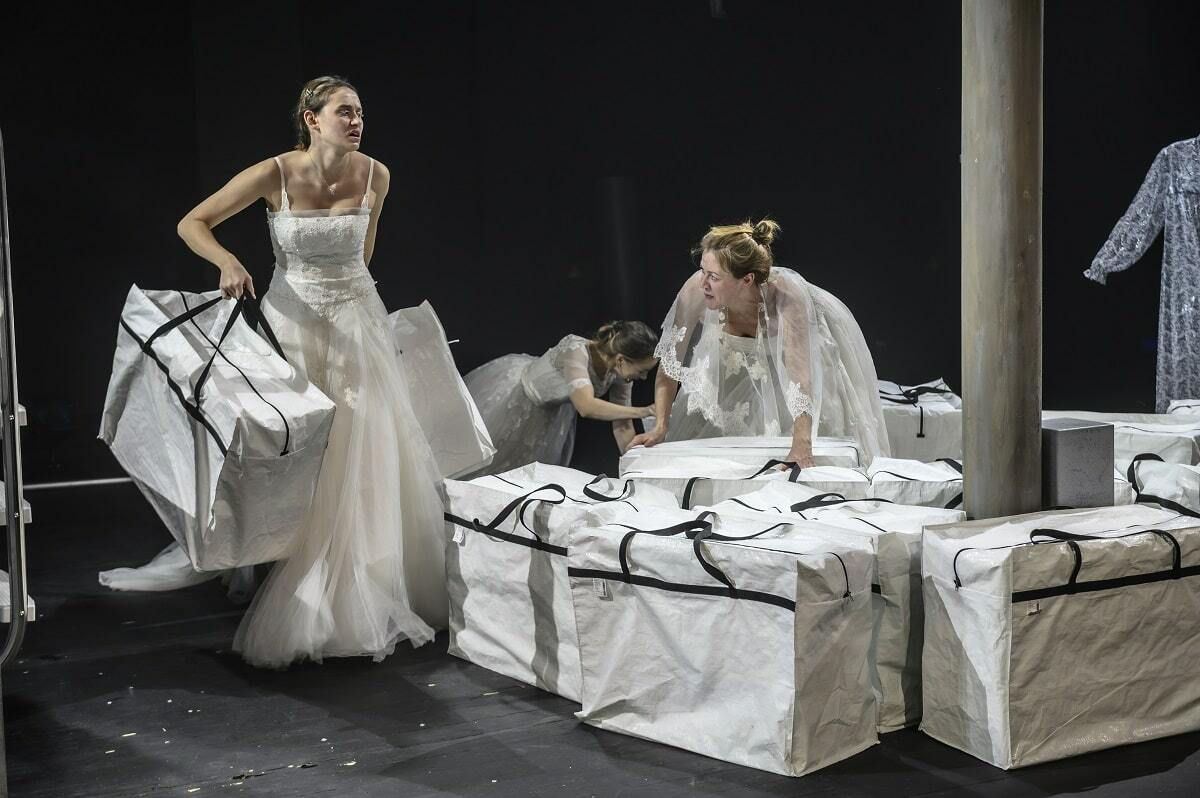 Сцена из спектакля «Полярная болезнь» / Официальный сайт МХТ им. Чехова Сцена из спектакля «Полярная болезнь» / Официальный сайт МХТ им. Чехова