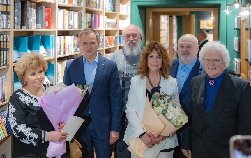 Слева направо - Лариса Рубальская, Владимир Мединский, Анатолий Вассерман, Нина Пушкова, Владимир Малышев, Юрий Куклачев / https://max.ru/id7704091631_biz Слева направо - Лариса Рубальская, Владимир Мединский, Анатолий Вассерман, Нина Пушкова, Владимир Малышев, Юрий Куклачев / https://max.ru/id7704091631_biz