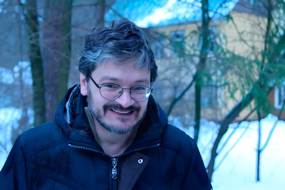 Павел Крючков на фоне Дома-музея К.И. Чуковского в Переделкино. Фото Дмитрия Шеварова Павел Крючков на фоне Дома-музея К.И. Чуковского в Переделкино. Фото Дмитрия Шеварова