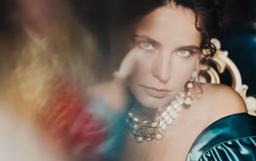 Лиза Моряк в роли Элен Курагиной. Фото: https://t.me/sarik_i_moryak/1939?single Лиза Моряк в роли Элен Курагиной. Фото: https://t.me/sarik_i_moryak/1939?single