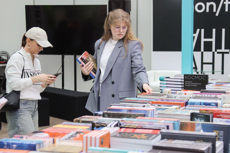 Николай Долгополов представил на non/fictioNвесна новую книгу «Геворк и Гоар Вартанян»
Николай Долгополов представил на non/fictioNвесна новую книгу «Геворк и Гоар Вартанян»