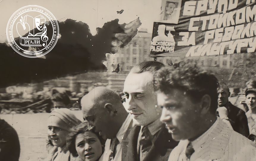 Фотография Б.Я. Ясенского на Октябрьском (Ленинградском) вокзале в день приезда в Москву. 22 мая 1929 г. РГАЛИ Фотография Б.Я. Ясенского на Октябрьском (Ленинградском) вокзале в день приезда в Москву. 22 мая 1929 г. РГАЛИ