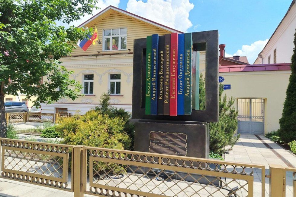 Вместе со слетами молодых поэтов в Доме поэзии ежегодно проводится конкурс 'Зеленый листок' / Дом поэзии Вместе со слетами молодых поэтов в Доме поэзии ежегодно проводится конкурс 'Зеленый листок' / Дом поэзии