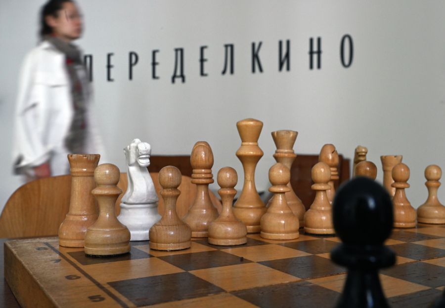 Шахматы в одном из творческих пространств на территории Дома творчества писателей в поселке Переделкино в Москве / Станислав Красильников/РИА Новости Шахматы в одном из творческих пространств на территории Дома творчества писателей в поселке Переделкино в Москве / Станислав Красильников/РИА Новости