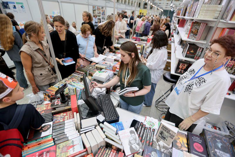 Московская международная книжная ярмарка в Гостином дворе Фото: Александр Корольков / РГ Московская международная книжная ярмарка в Гостином дворе Фото: Александр Корольков / РГ