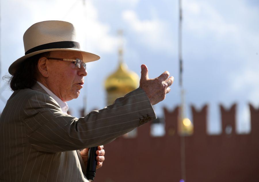 Публицист и драматург Эдвард Радзинский представляет свою новую книгу 'Бабье царство. Русский парадокс' / Фото: Кирилл Каллиников/РИА Новости Публицист и драматург Эдвард Радзинский представляет свою новую книгу 'Бабье царство. Русский парадокс' / Фото: Кирилл Каллиников/РИА Новости