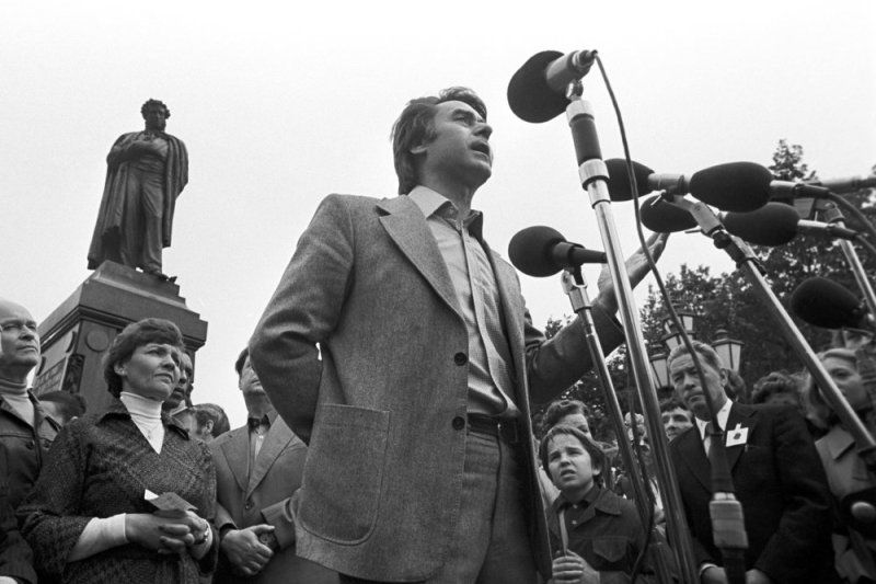 Москва. Поэт Андрей Дементьев у памятника Александру Пушкину на Тверском бульваре. Фото: Игорь Зотин и Борис Кавашкин/Фотохроника ТАСС/