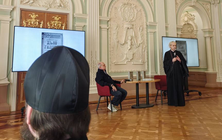 Н. Михалков (в центре) и о.В. Вигилянский (справа) Н. Михалков (в центре) и о.В. Вигилянский (справа)
