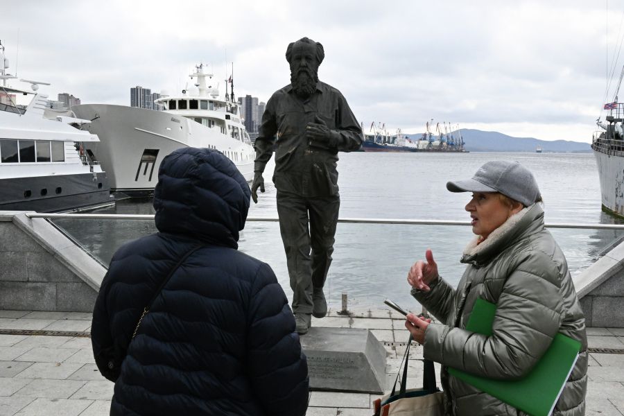 Во Владивостоке временно вернули на прежнее место демонтированный накануне памятник русскому писателю Александру Солженицыну. / Виталий Аньков Кредит: РИА Новости